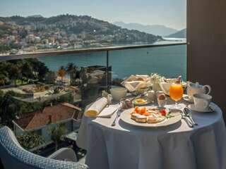 Отель Palmon Bay Hotel & Spa Херцег-Нови Двухместный номер с 2 отдельными кроватями, балконом и боковым видом на море-1